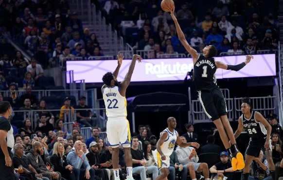 文班亞馬Wembanyama靜守籃下!NBA新秀化身封鎖利器,阻擋灰熊3打1快攻!
