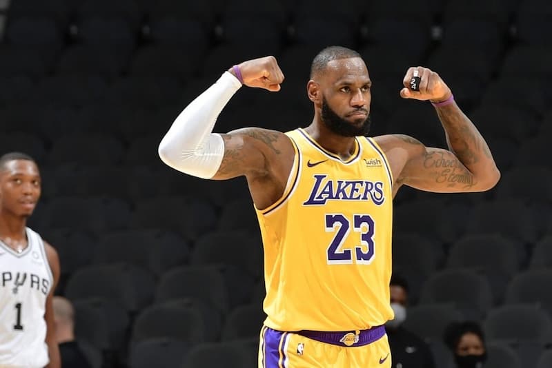NBA／詹姆士無視KCP硬扯，強勢完成2+1，39歲全力詹誰也擋不住！