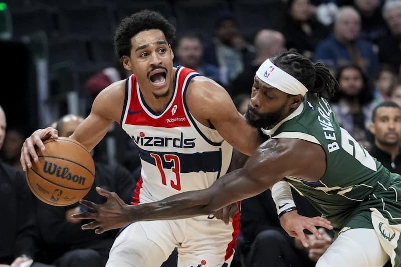 NBA糗事再现！Jordan Poole滑倒成焦点，球迷：笑翻了！