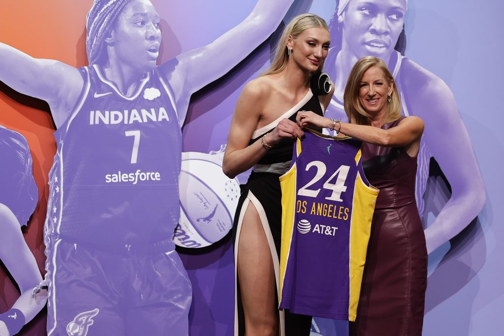 Curry 的妹妹 Cameron Brink 在 WNBA 的首秀中展現火辣造型，球場之外也是模特兒！